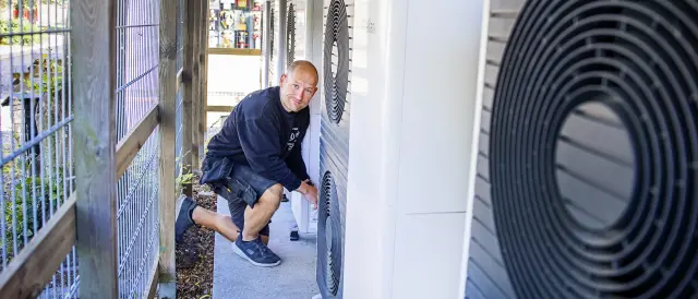 Teknikere foran en Vaillant varmepumpe