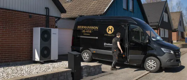 Hermanssons varevogn i en kundes indkørsel